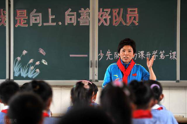 阿华（刘德华 饰）一向想当一位好差人，合法他获得了好机遇正想年夜展拳脚的时辰，他被调至的小组意志十分低沉，完全没有工作的劲头。他们的步队经常遭到另外一队由声张（张耀扬 饰）的超卓人马鄙视。阿华十分不满扬的风格，更在一次步履中与之产生冲突。                                  　　阿华的母亲（林建明 饰）召回了家中，由于阿华的女友阿兰（张曼玉 饰）受父亲（秦沛 饰）所逼要嫁给一个与她完全没有豪情的有钱人，阿